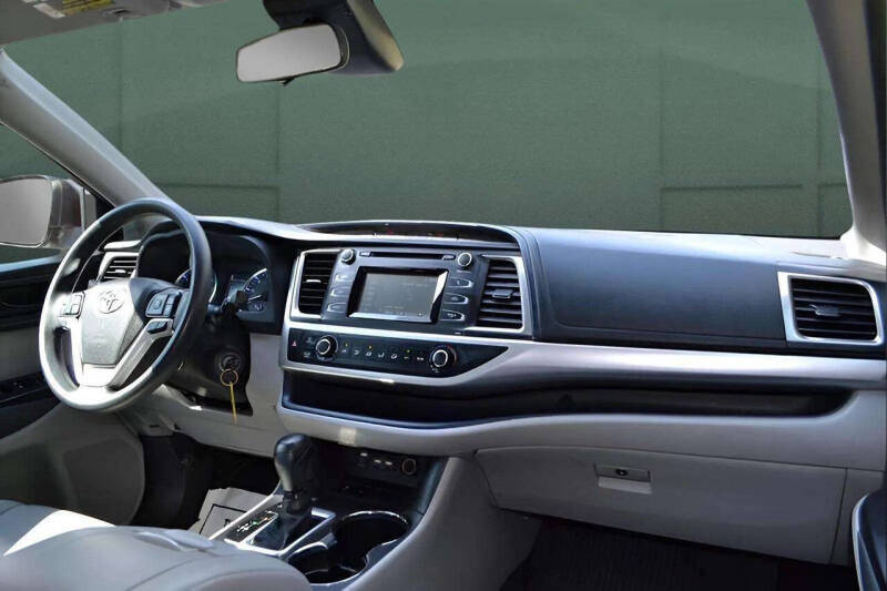 2019 Toyota Highlander LE