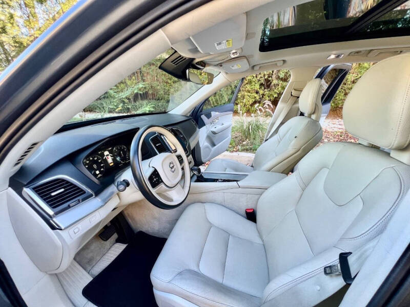 2016 Volvo XC90 T6 Momentum