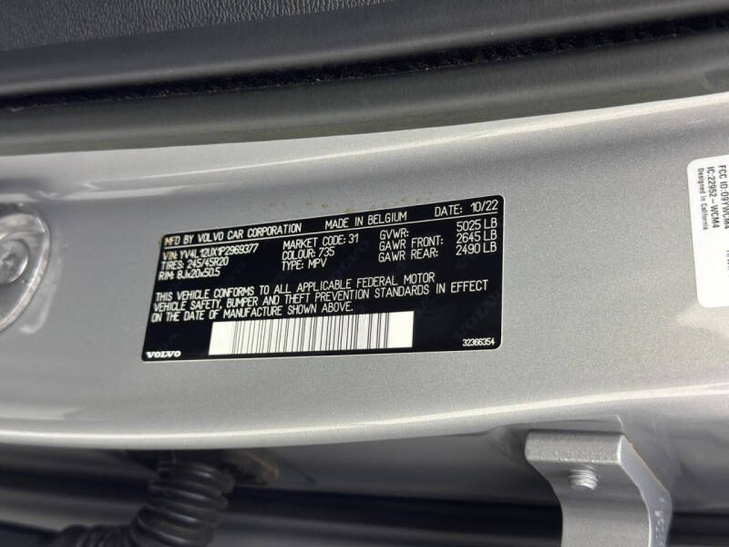 2023 Volvo XC40 B5 Ultimate Dark Theme