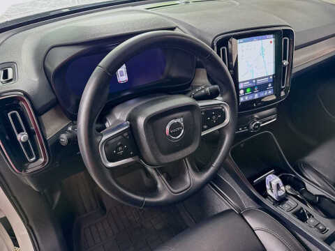 2023 Volvo XC40 B5 Plus Dark Theme