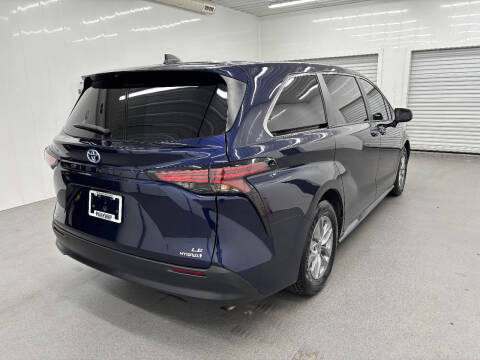 2022 Toyota Sienna LE 8-Passenger