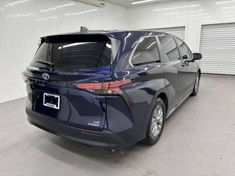 2022 Toyota Sienna LE 8-Passenger