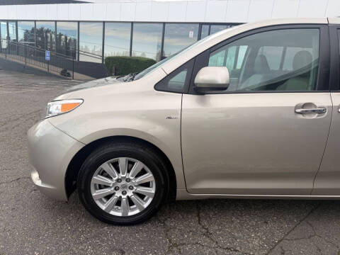 2017 Toyota Sienna XLE Premium 7-Passenger