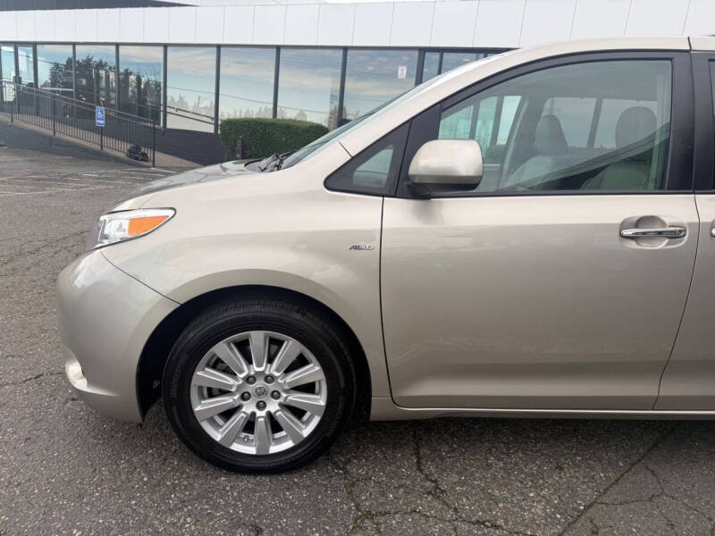2017 Toyota Sienna XLE Premium 7-Passenger
