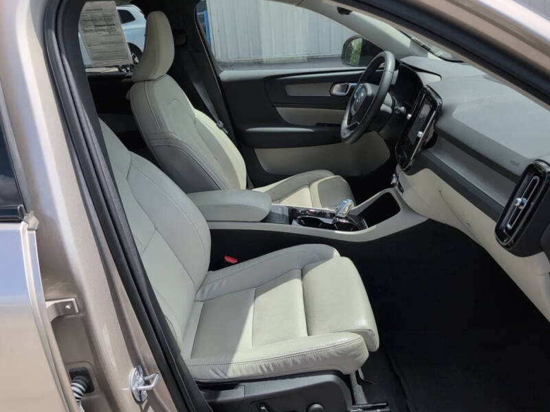 2023 Volvo XC40 B5 Plus Dark Theme