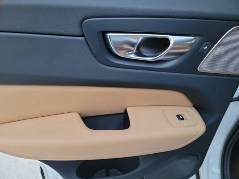 2023 Volvo XC60 Recharge T8 Ultimate Dark Theme