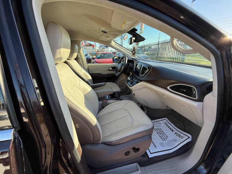 2017 Chrysler Pacifica Touring-L Plus