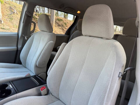 2014 Toyota Sienna LE Mobility 7-Passenger