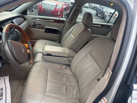 2005 Lincoln Town Car Signature Limited