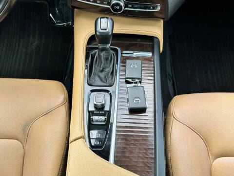 2016 Volvo XC90 T6 Momentum