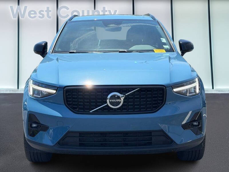 2025 Volvo XC40 B5 Plus Dark Theme
