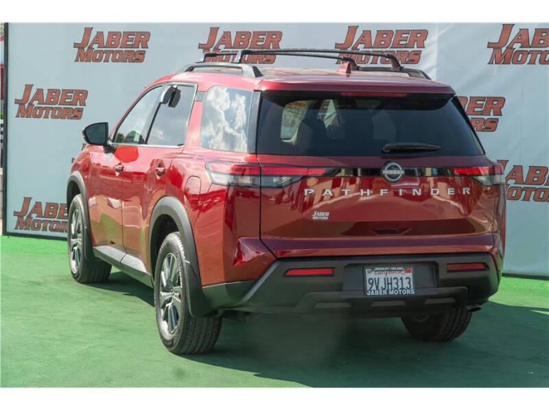 2025 Nissan Pathfinder SV
