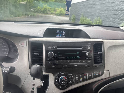 2013 Toyota Sienna LE 8-Passenger