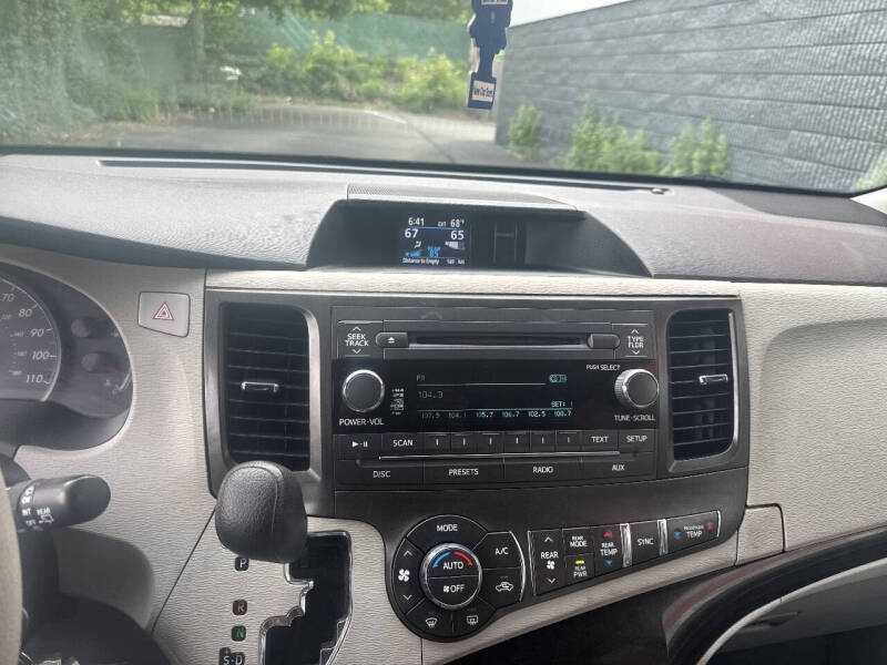 2013 Toyota Sienna LE 8-Passenger