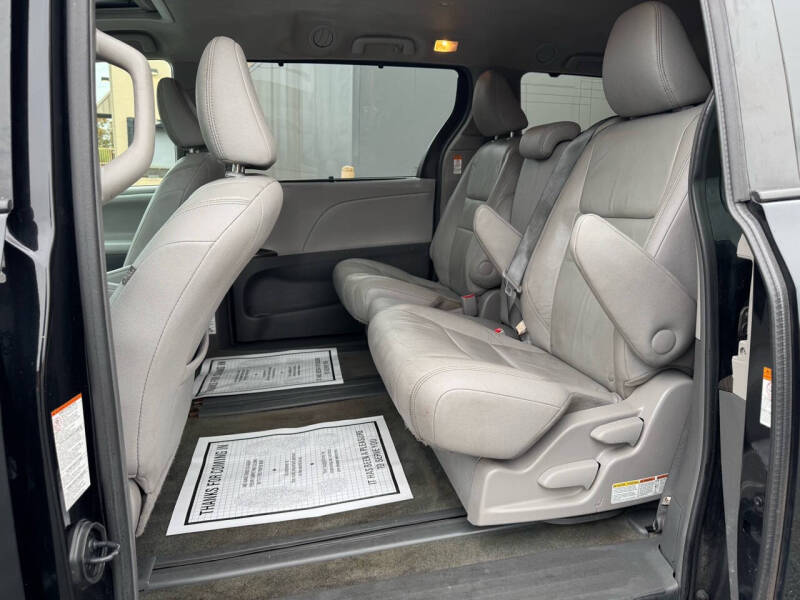 2016 Toyota Sienna XLE photo 18