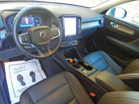 2025 Volvo XC40 B5 Core Bright Theme