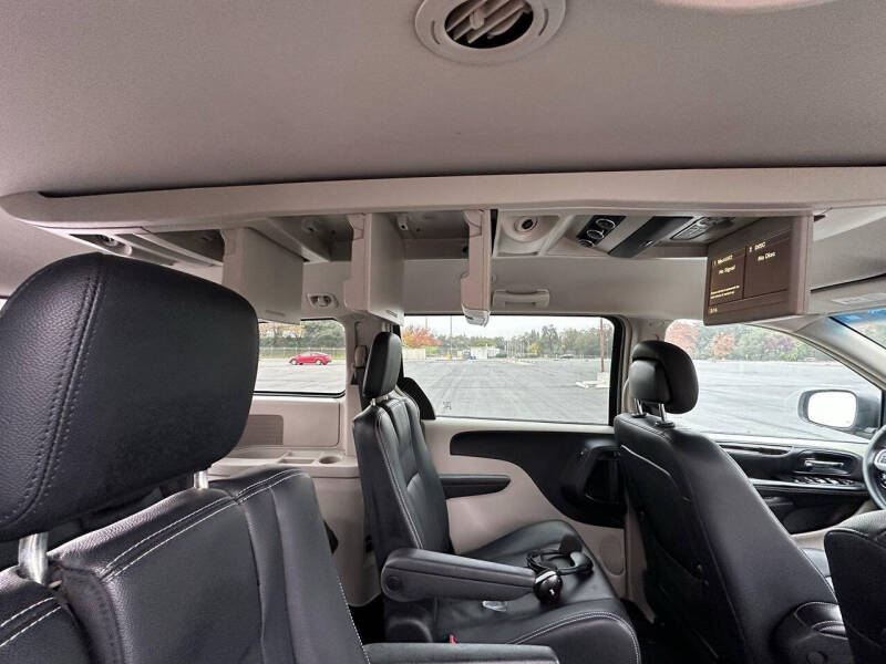 2016 Chrysler Town and Country Touring