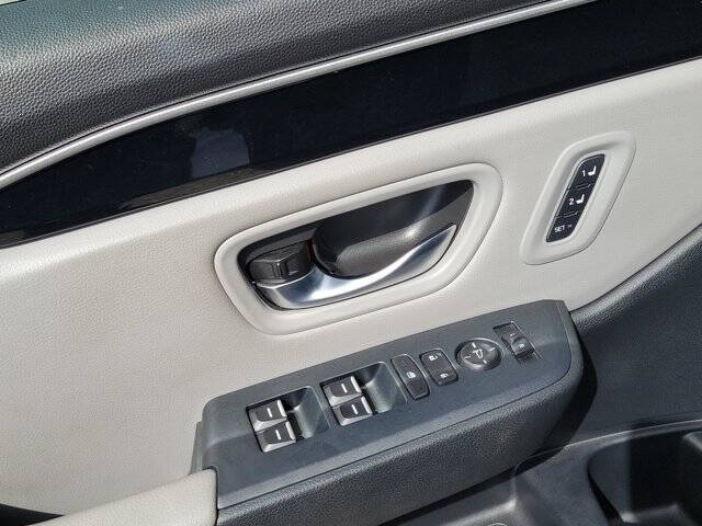 2023 Honda Pilot EX-L w/Rear Captain's Chairs