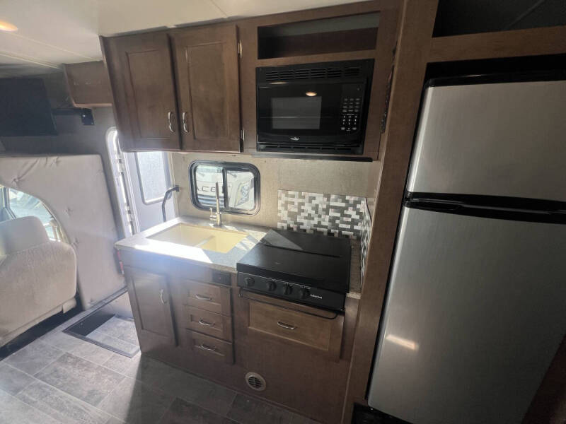 2019 Winnebago Outlook