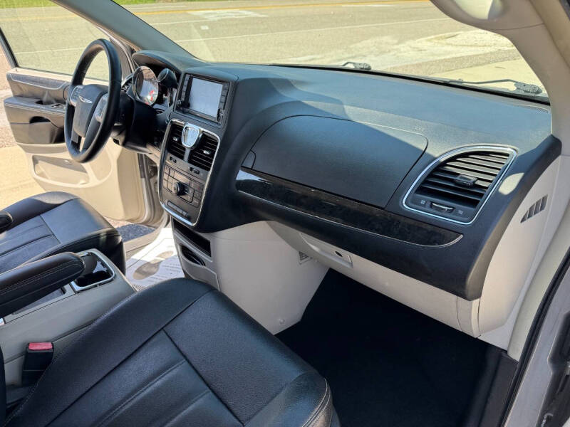 2016 Chrysler Town and Country Touring