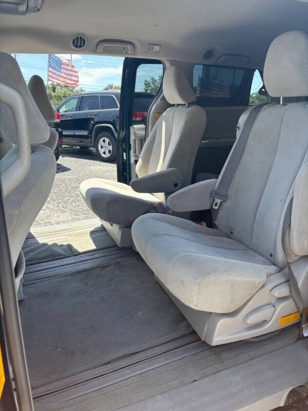 2011 Toyota Sienna LE 7-Passenger Auto Access Seat