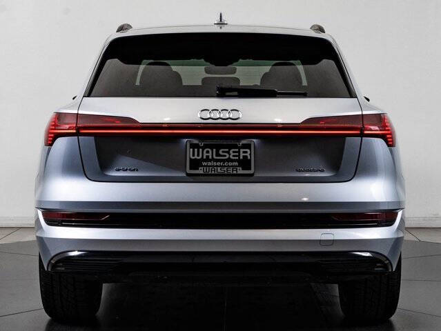 2022 Audi e-tron quattro Premium