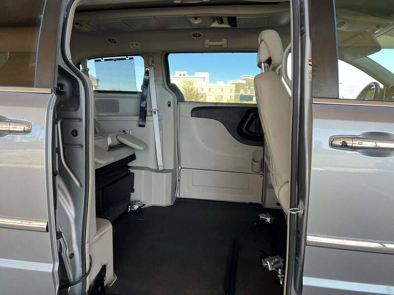 2016 Chrysler Town and Country Touring-L