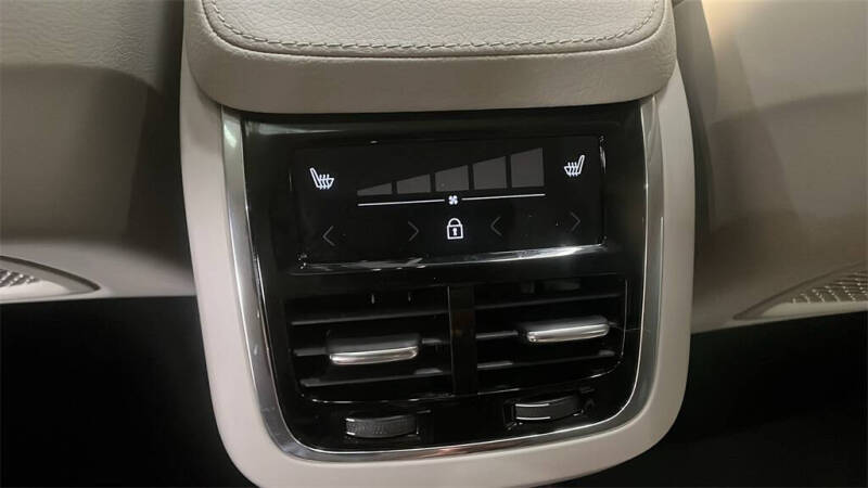 2022 Volvo XC90 T6 Momentum 7-Passenger