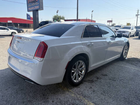 2017 Chrysler 300 Limited