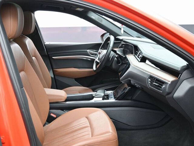 2022 Audi e-tron quattro Premium Plus