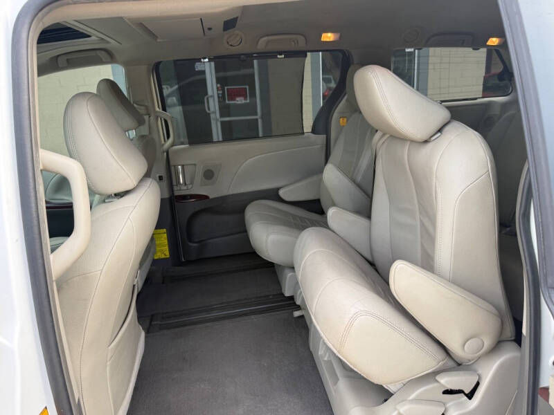2012 Toyota Sienna XLE 7-Passenger Auto Access Seat