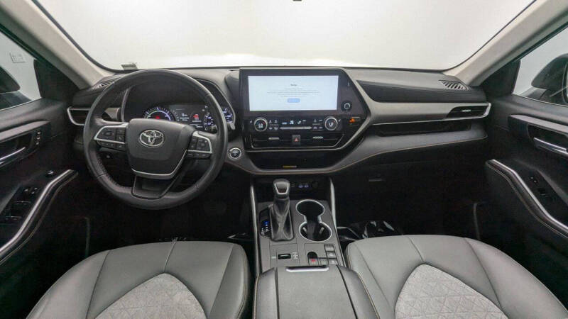 2023 Toyota Highlander Hybrid Bronze Edition