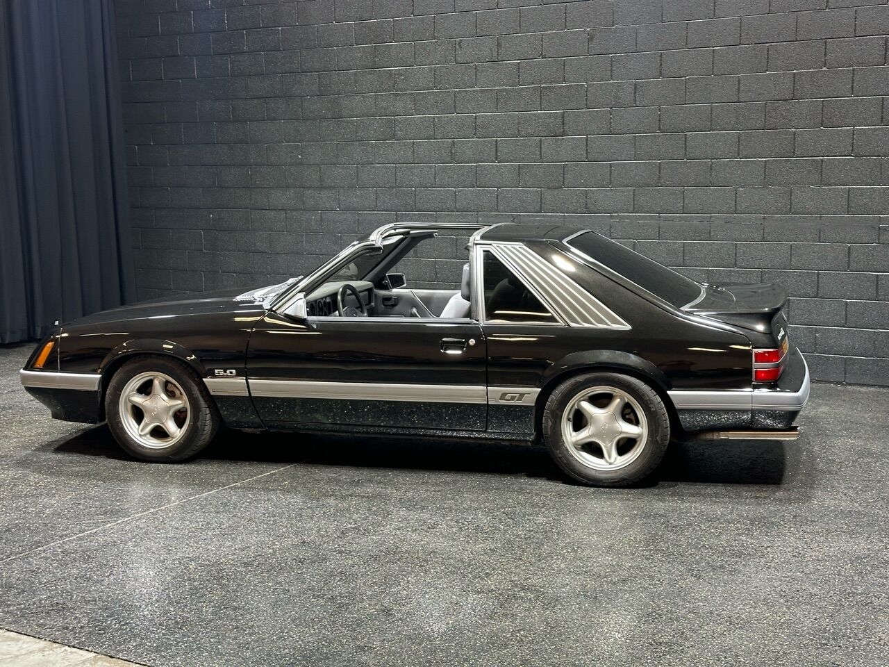 1985 Ford Mustang 9