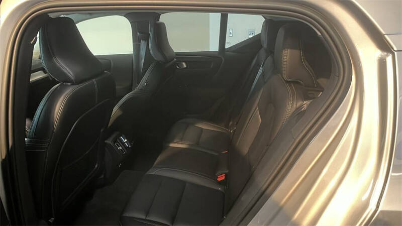 2023 Volvo XC40 B5 Plus Dark Theme