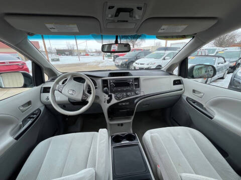 2012 Toyota Sienna LE 7-Passenger