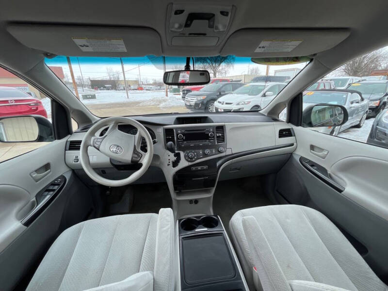 2012 Toyota Sienna LE 7-Passenger