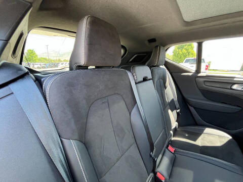 2022 Volvo XC40 T5 R-Design