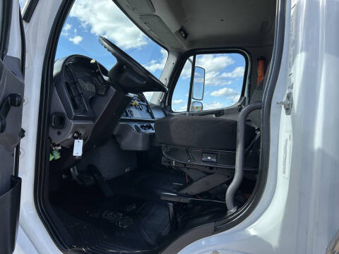 2017 Freightliner M2106 Truck