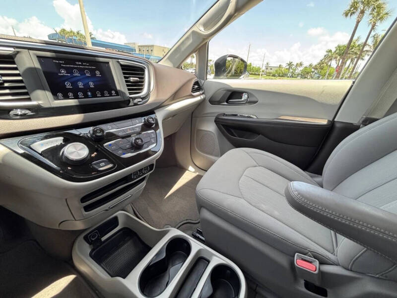 2021 Chrysler Voyager LX