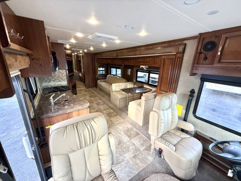 2014 Fleetwood RV Bounder 33’ Double Slide!!!!