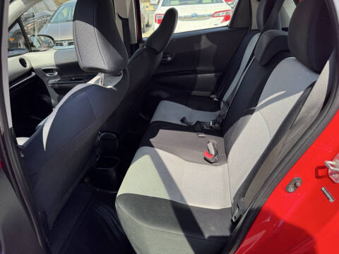 2013 Toyota Yaris 5-Door LE