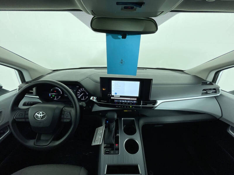 2025 Toyota Sienna LE 8-Passenger