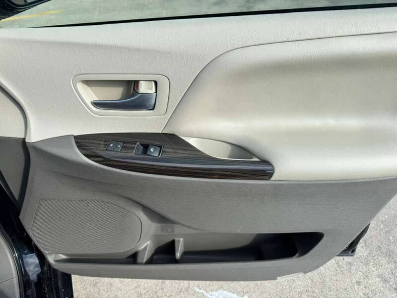 2015 Toyota Sienna XLE 8-Passenger