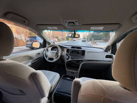 2012 Toyota Sienna LE 8-Passenger