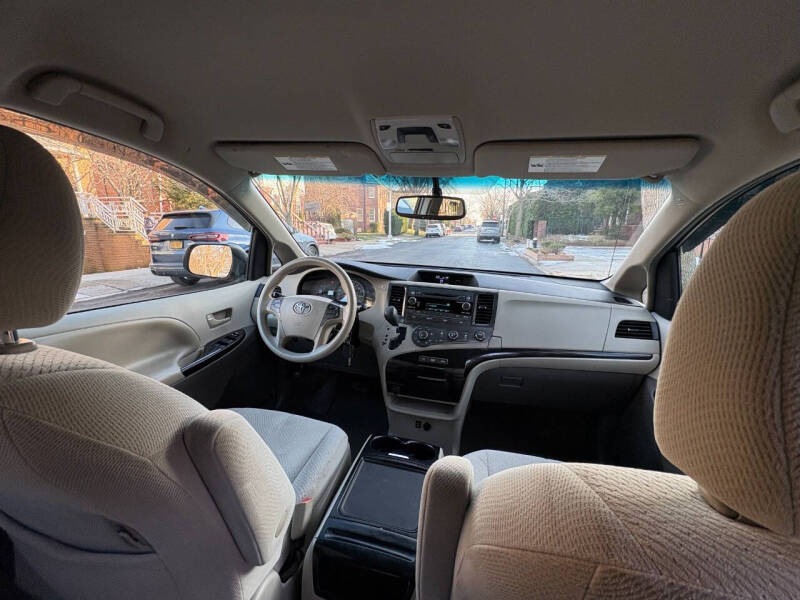2012 Toyota Sienna LE 8-Passenger