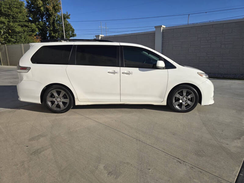 2017 Toyota Sienna SE Premium photo 9