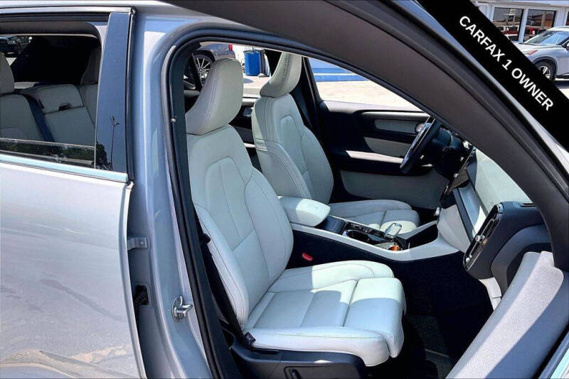 2024 Volvo XC40 B5 Plus Bright Theme