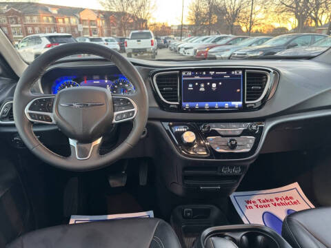 2025 Chrysler Pacifica Select