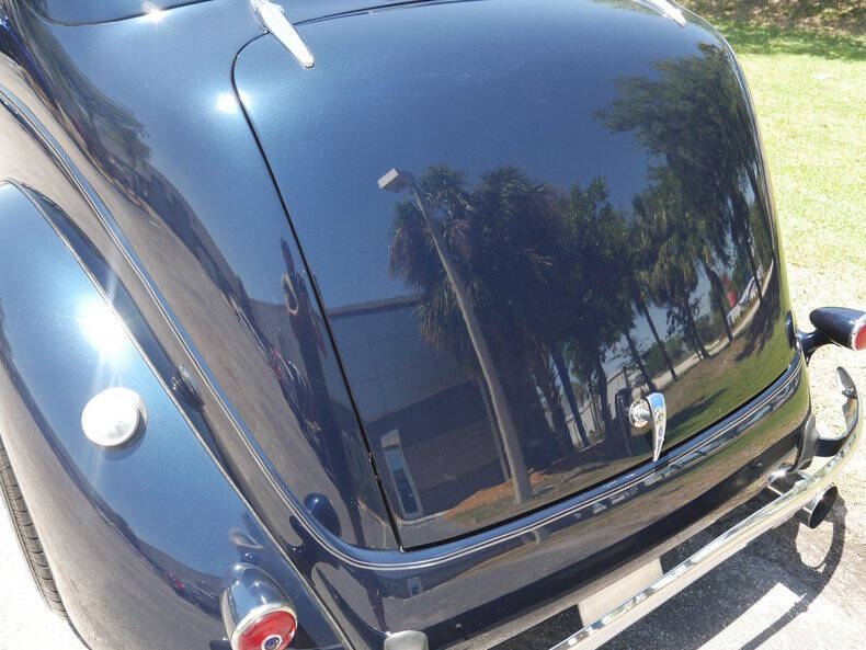 1937 Ford Deluxe