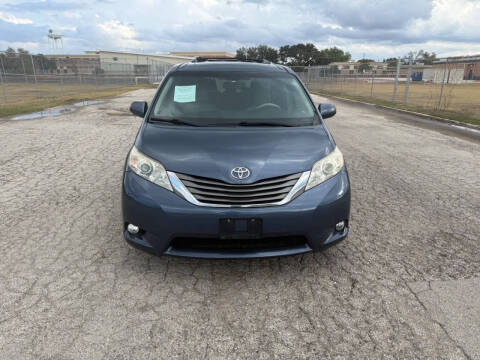 2014 Toyota Sienna XLE 7-Passenger Auto Access Seat